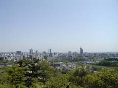 まーくんを振り返るとが展望台になっていて仙台市街を一望できる