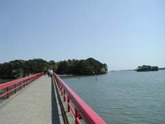松島福浦島へ続く福浦橋。海風とカモメのさざめきがとても気持ち良かったです