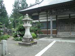 常堅寺境内。早朝のお寺は取りの囀りだけが聞こえる