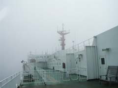 デッキから操舵室を見る。霧のため空さえも見えない