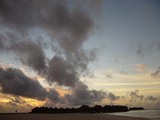 夕焼け空と水上バンガロー