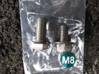 交換したボルト(左：交換した M8x20、右：標準の M8x15)